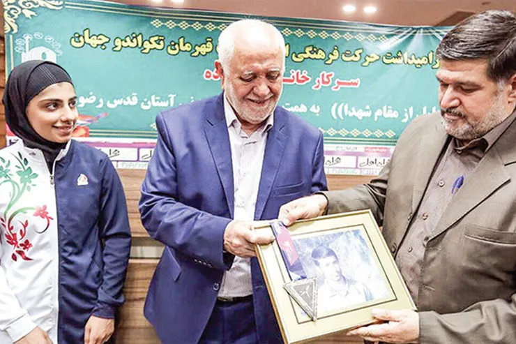 تعویض مدال با پلاک دایی شهید
