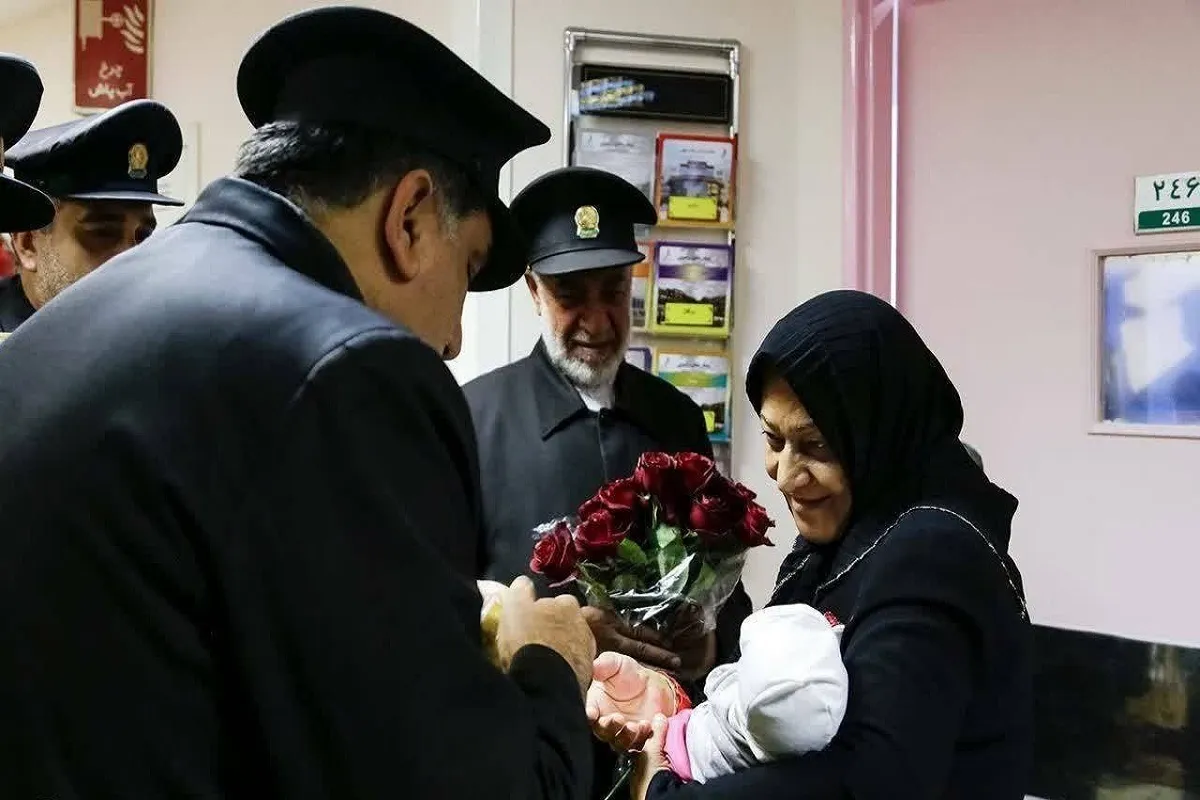 اقامه اذان در گوش نوزادان توسط خدام حرم امام رضا(ع) در دهه کرامت