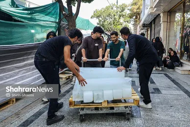 بچه های هیات برای ساخت شربت در موکب یخ ها را با گاری جابه جا میکردند