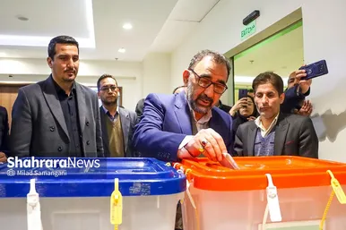 حضور مسئولان استان خراسان‌رضوی پای صندوق‌های رای