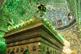 هدیه&zwnj;ای زیبا از سنگ بالای سر مزار امام رضا(ع)
