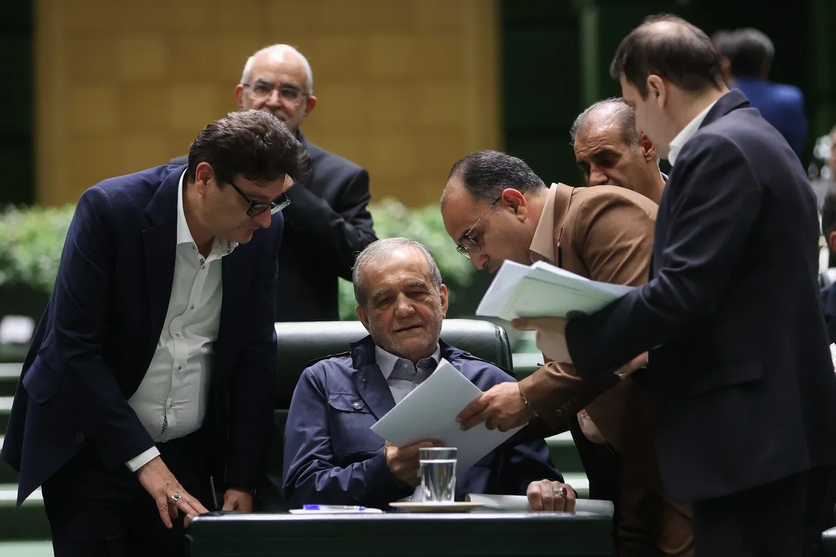 نمایندگان مجلس در نامه به پزشکیان: وزارت بهداشت مانع افزایش ظرفیت پزشکی و دندانپزشکی است
