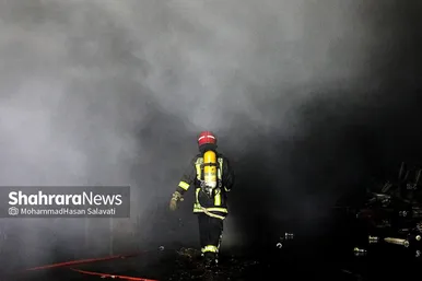 مهار حریق انبار کاغذ دیواری در مشهد