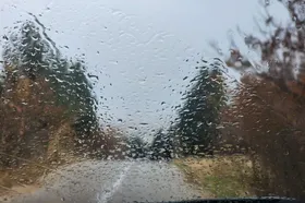 بارش باران تابستانی در جاده&zwnj;های خراسان رضوی + فیلم (۲ مرداد ۱۴۰۳)