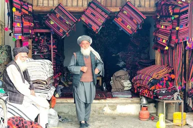 گلیم‌های رنگارنگ بازار میمنه در فاریاب افغانستان