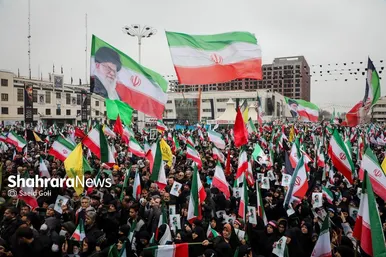 گزارش تصویری | حضور پرشور و باشکوه مردم برای بیعت با سومین رهبر انقلاب اسلامی در میدان شهدا مشهد