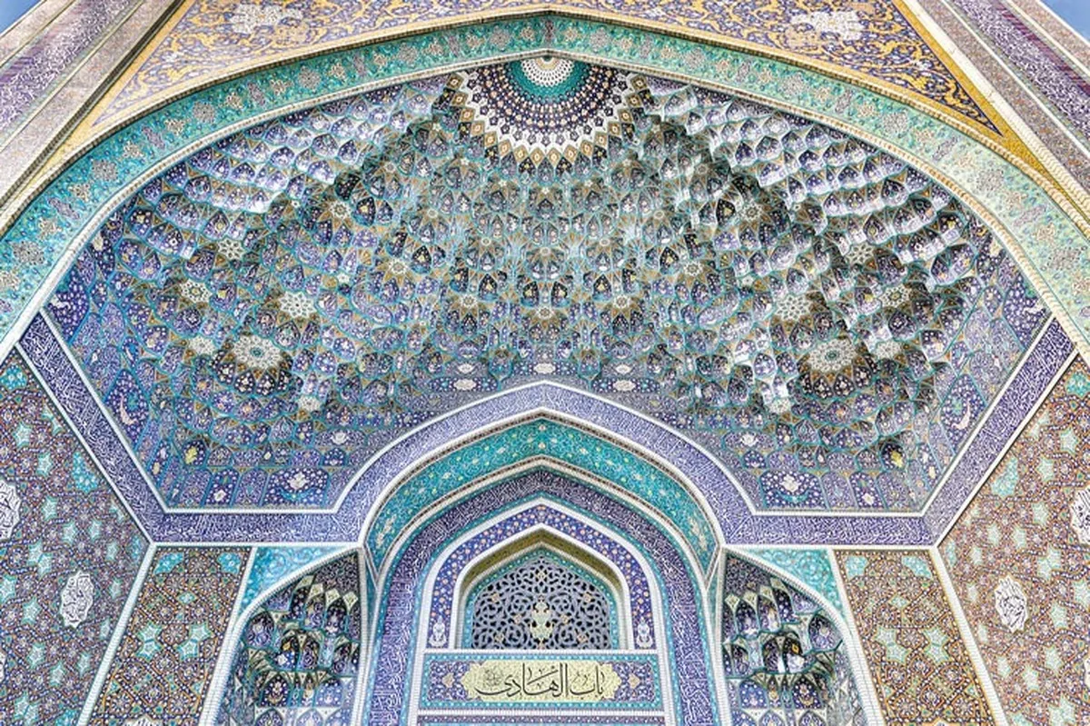 سلام به آقا از ایوان زیبای باب‌الهادی (ع)