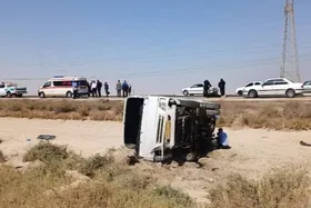 انحراف یک دستگاه مینی&zwnj;بوس در آبادان، ۲۴ مصدوم بر جای گذاشت