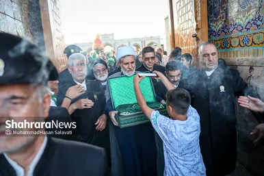 گزارش تصویری | آیین تعویض پرچم گنبد منور رضوی بعد از ۶۳ روز عزای ماه محرم و صفر