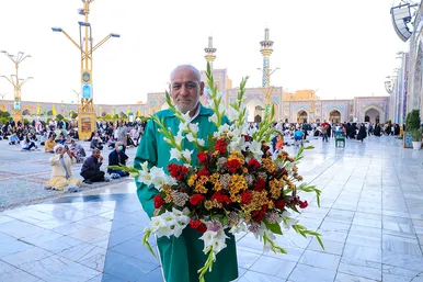 گل آرایی حرم مطهر رضوی در آستانه میلاد امام رضا (ع)