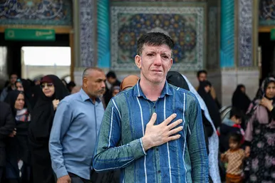 تعویض پرچم گنبد مطهر رضوی به احترام شهادت رئیس جمهور و هیات همراه