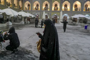 بارش برف در حرم مطهر رضوی