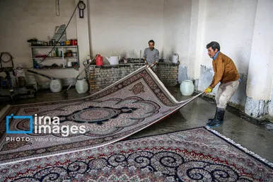 عکس‌هایی از یک کارگاه قالیشویی در آستانه نوروز