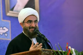 حجت&zwnj;الاسلام علی&zwnj;اکبری در جمع راهپیمایان مشهدی: ملت ایران به نهضت خود پایبندی انقلابی، فجرآفرین و آخرالزمانی دارد
