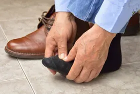 کفش&zwnj;های تنگ خود را با این ۱۰ راهکار گشاد کنید!