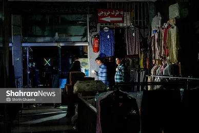 مسافر بودند و فارسی را با لجه ترکی صحبت میکردند و از مغازه دار میپرسیدند که برق قرار است کی بیاید