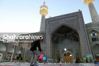 توزیع افطاری در باب الکاظم حرم مطهر امام رضا(ع)