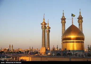 آیین تعویض پرچم گنبد حرم حضرت معصومه(س) و امام رضا (ع) به مناسبت آغاز دهه کرامت