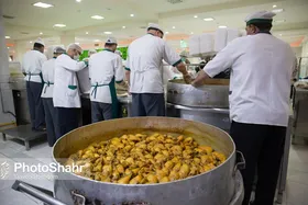توزیع غذای گرم افطاری در حاشیه شهر مشهد توسط آستان قدس رضوی