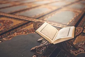 بانوی ۷۴ ساله مشهدی، نسخه قرآن کتابت&lrm;شده خود را به موزه آستان قدس رضوی اهدا کرد
