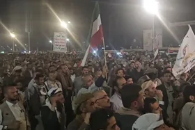 تجمع مردم صنعا در قدردانی از ایران برای شکستن محاصره یمن