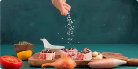 خانه داری| چه موقع به غذا نمک اضافه کنیم؟