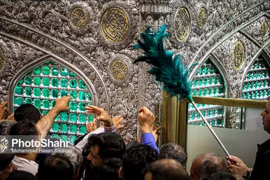 مراسم تعویض پرچم گنبد و پوش ضریح حرم مطهر ثامن الحجج (ع)
