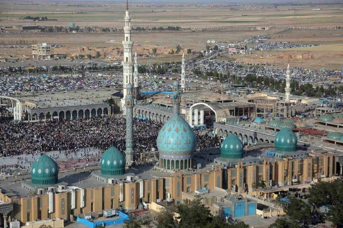 اهتزاز پرچم معروف انتقام بر فراز مسجد جمکران (۱۰ اسفند ۱۴۰۴) + فیلم