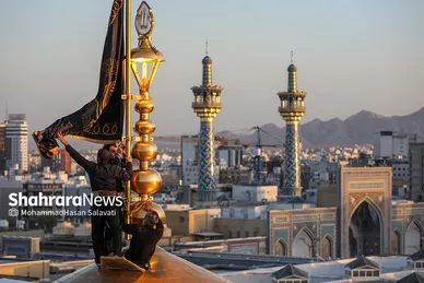 آئین اذن عزای حسینی و تعویض پرچم گنبد حرم مطهر رضوی