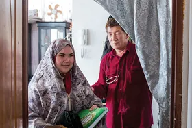گفت&zwnj;وگو با هنرمند روشن دل افغانستانی که قصد دارد آیات قرآن را ببافد