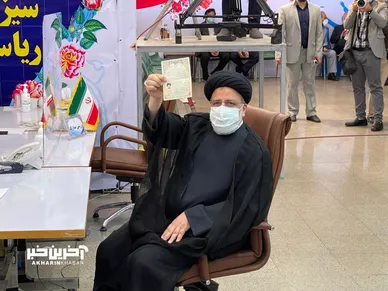 تصاویری از لحظه ثبت نام رئیس جمهور شهید در انتخابات ریاست جمهوری ۱۴۰۰