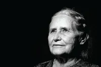 واقعیت را ببین، با آن «چشم دیگر» | درباره کتاب «زندان‌هایی که برای زندگی انتخاب می‌کنیم» نوشته دوریس لسینگ
