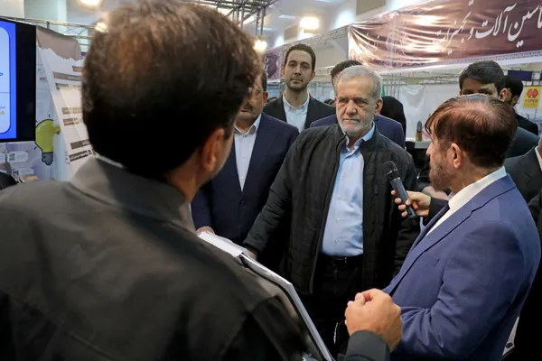 بازدید رئیس‌جمهور از نمایشگاه «پیشگامان پیشرفت» + عکس (۶ بهمن ۱۴۰۳)