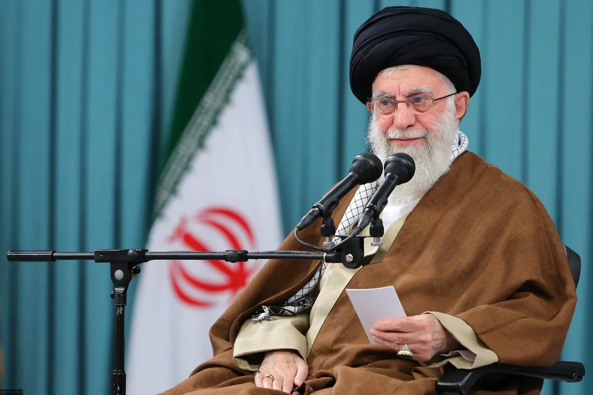 هدیه‌ای از طرف رهبر معظم انقلاب به خانواده شهید محیط زیست، هوشنگ نصیری + عکس
