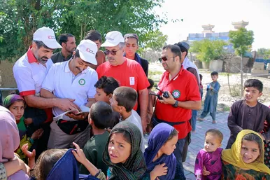 هلال احمر ایران در کنار زلزله زدگان افغانستانی