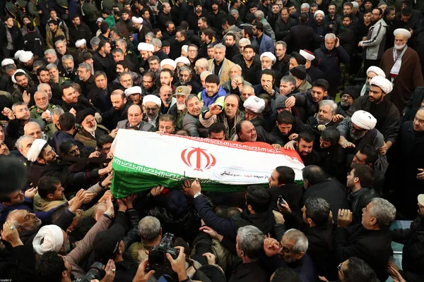 تصاویر مراسم وداع با حاج قاسم و هم رزمان شهیدش از نگاه سایت رهبری