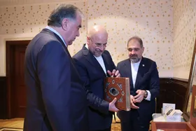 قالیباف نسخه&zwnj;ای از شاهنامهٔ فردوسی را به رئیس جمهور تاجیکستان هدیه داد