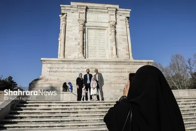 گزارش تصویری | حضور مسافران نوروزی در آرامگاه فردوسی در نوروز ۱۴۰۵