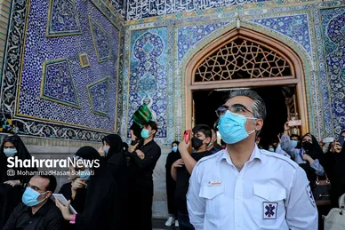 اهتزاز پرچم عزای حسینی بر فراز گنبد حرم رضوی