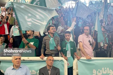 عکس‌هایی از حضور هواداران مسعود پزشکیان در ورزشگاه شهید بهشتی مشهد