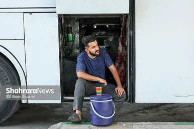 محفظه بار اتوبوس محل استراحت راننده بود تا به همراه کلدمن و آب خنک لختی از گرمای عصر تابستان فرار کند
