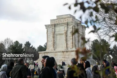 گزارش تصویری | گردشگران نوروزی در آرامگاه فردوسی