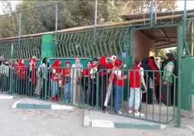ویدئو | بانوان هوادار پرسپولیس در انتظار ورود به ورزشگاه شهر قدس ( ۱۶ شهریور ۱۴۰۵)