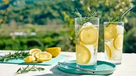 در گرمای ۴۰ درجه چه نوشیدنی&zwnj;هایی بنوشیم تا خنک شویم؟