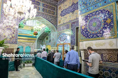 آیین تعویض گل‌های ضریح مطهر رضوی