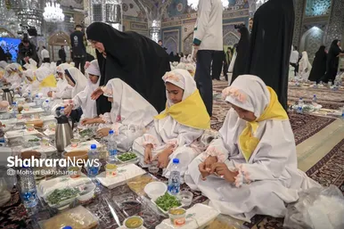 گزارش تصویری | ضیافت افطار دختران روزه اولی در حرم مطهر امام رضا(ع)