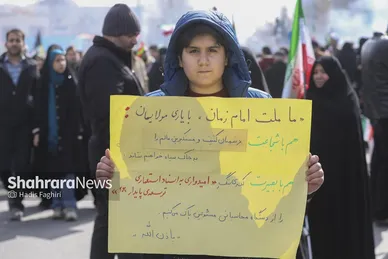 گزارش تصویری |نسل امروز، قلم به دست؛ راهپیمایی ۲۲ بهمن به روایت دست‌های کوچک و آرزوهای بزرگ
