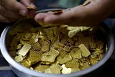 طلا به دلیل ترس از تورم ناشی از نفت، در مسیر کاهش هفتگی قرار دارد (جمعه ۲۵ اردیبهشت ۱۴۰۵)