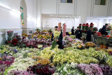 گل آرایی حرم مطهر رضوی در آستانه میلاد امام رضا (ع)