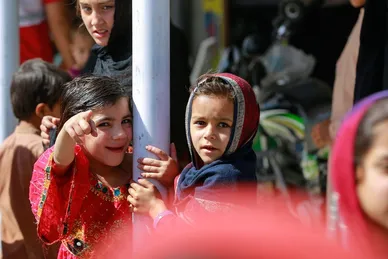 هلال احمر ایران در کنار زلزله زدگان افغانستانی